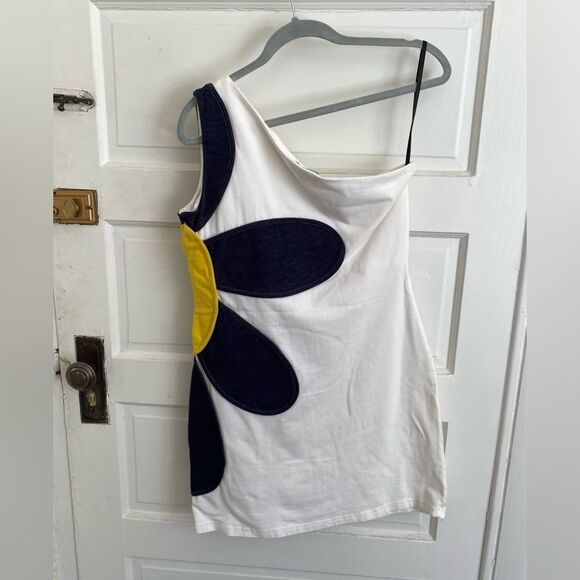 One Shoulder Large Side Daisy Design White Mini Dress Size Medium - Picture 2 of 8